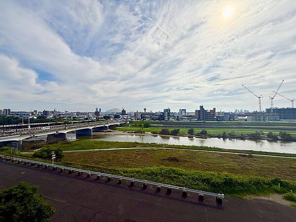 バルコニーからは矢田川と街並みを見渡せます。橋を渡る電車やナゴヤドームまで見える開けた眺めです