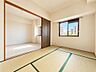 その他：6帖の和室です。窓から光が入り、畳の上で過ごす時間を楽しめます。洋室とは引き戸でつながっています