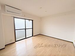 京都地下鉄東西線 二条駅 バス12分 乾隆校前下車 徒歩6分の賃貸マンション 4階1Kのリビング/ダイニング