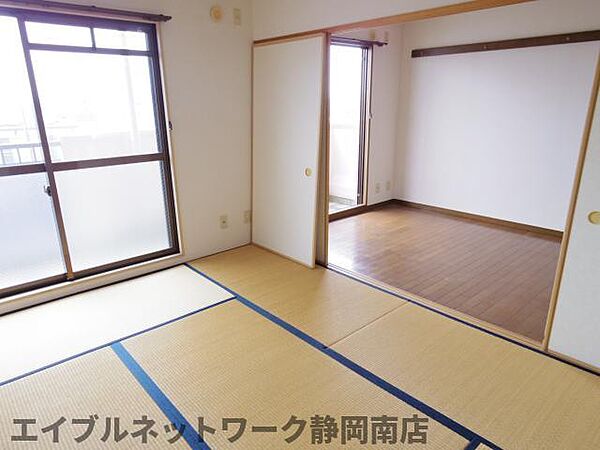 画像14:畳の上でゆっくりとくつろげる和室です