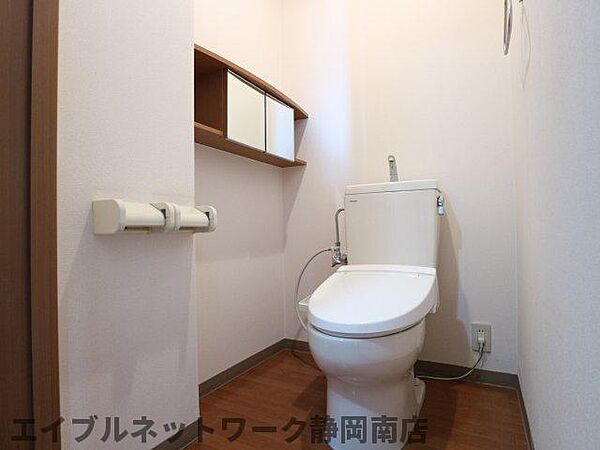 画像8:落ち着いた色調のトイレです