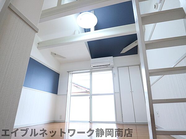 画像14:天井が高く余裕感のある洋室