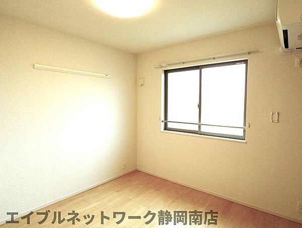 画像27:個人の部屋や寝室として使える洋室です