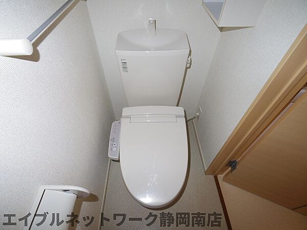 画像10:落ち着いた色調のトイレです