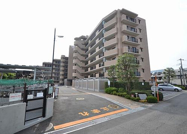 西武池袋線「狭山ヶ丘」駅徒歩11分・「武蔵藤沢」駅徒歩13分のマンションです。