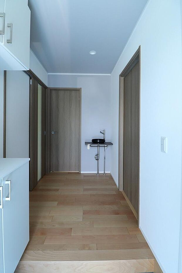 玄関右手には土間収納もあり、ベビーカーやゴルフバックも楽々収納。玄関ホールには手洗い器を設けていますので。来客者にオススメできます。シューズクロークも沢山収納できますので、広く使えます。