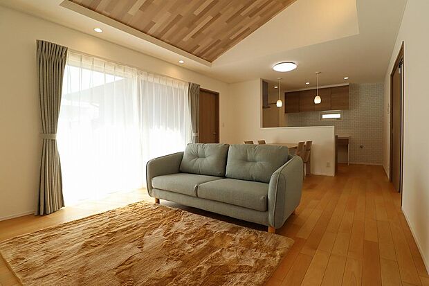リビング上部は勾配天井になっており、室内空間は広いです。対面キッチンなので、お料理しながらお子様の様子もしっかり見れます。フローリングもナチュラル色で汚れも目立ちにくいです。
