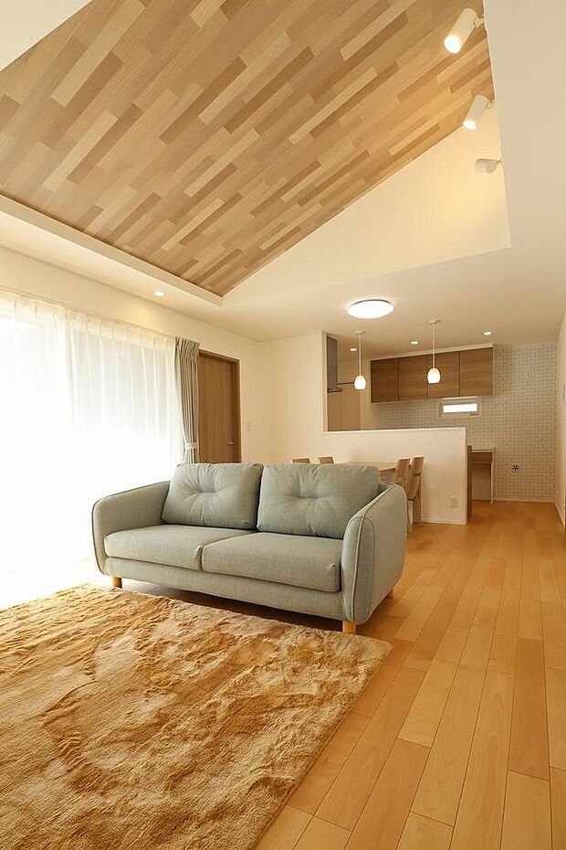 リビングの掃き出し窓の外にはウッドデッキがあります。南側からの採光も明るくリビングも明るくなっています。家族団らんの場所には大きいテレビを取りつける事をお勧めします。