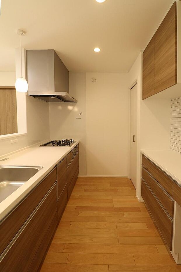 キッチンにはカップボードも付いているので収納もバッチリ。キッチンは広く清潔にしたいものですよね。キッチン家電もスッキリ納まるので毎日のお料理も楽しくなる事間違いなし。