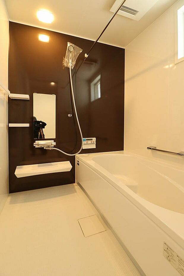 1坪タイプの浴室になります。浴室乾燥機もついています。1日の疲れをお風呂でスッキリ癒しましょう。カラリ床なので冬場でも足元は冷たくなく、掃除もしやすいですよ。