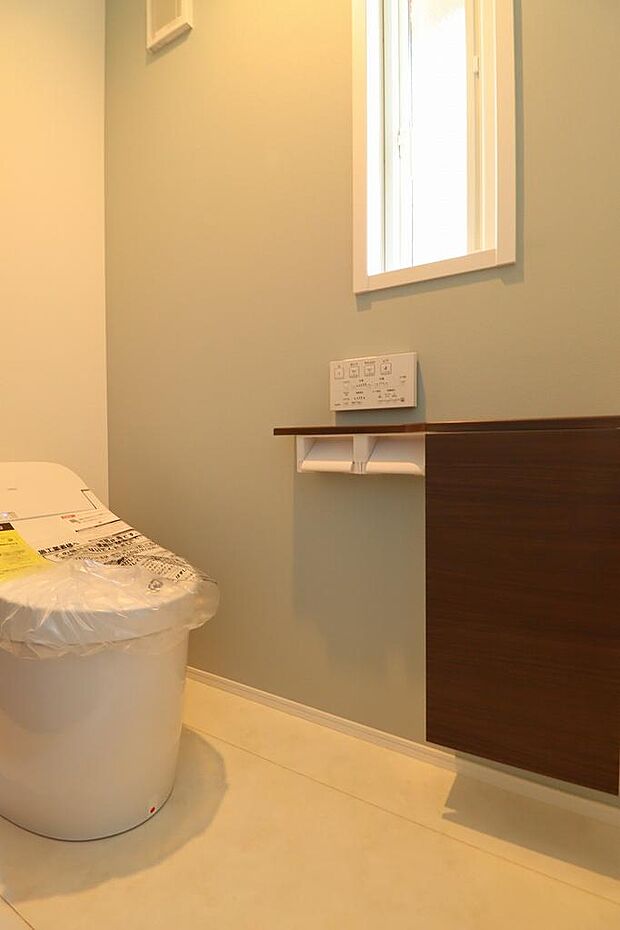 最新のタンクレストイレになります。日本のトイレは世界トップクラスだと思うのは私だけでしょうか。掃除もしやすく、機能も安心の品質です。