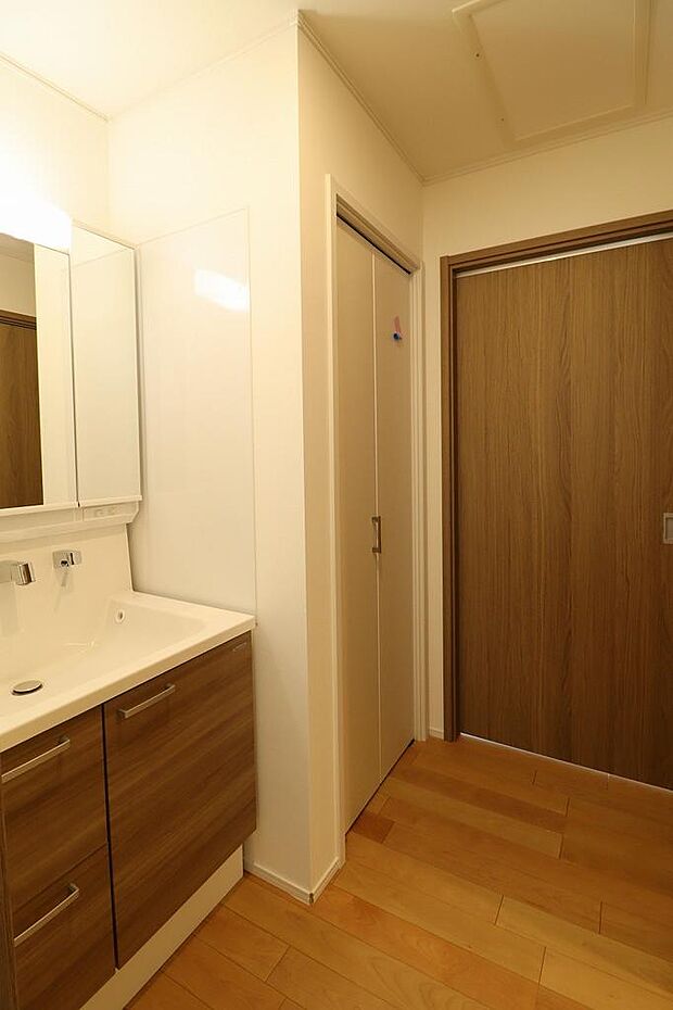 洗面室には3面鏡の洗面化粧台があります。収納力もあり、忙しい朝や身支度するには便利です。クローゼットもあるので、上手に活用して広く使えます。