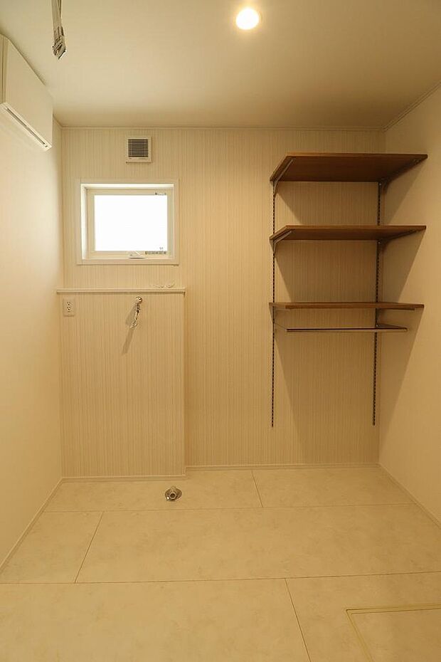 脱衣室に収納棚を設けているので、バスタオルやパジャマも収納できます。