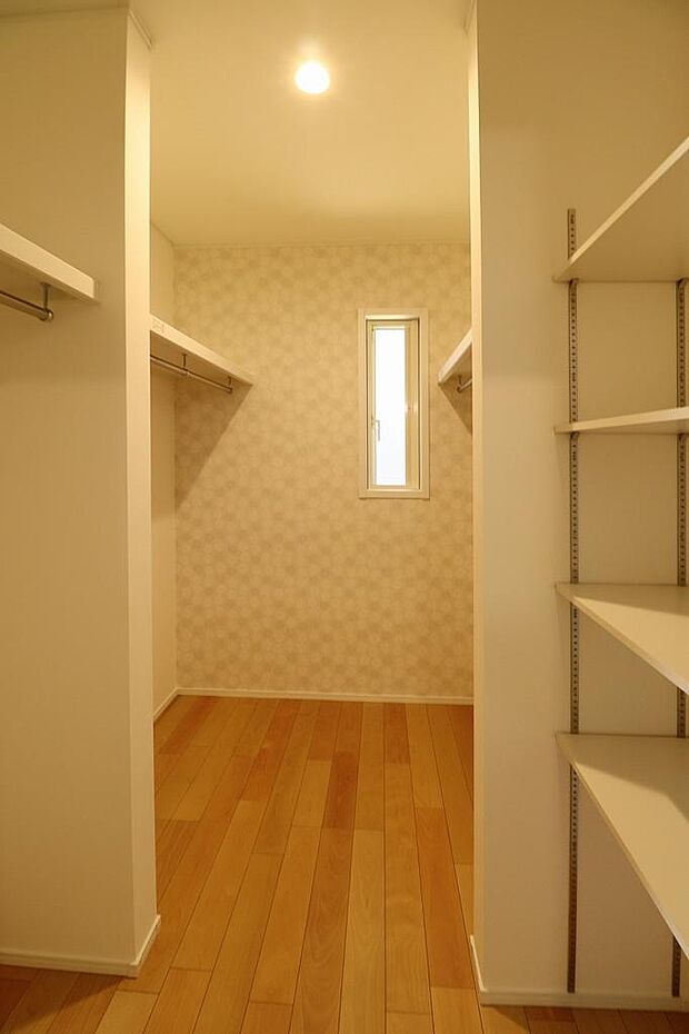 洗面室隣接の収納部屋。約3帖あるので色々なものを収納できます。上手く利用して居住空間は広く使い清潔にすることが1番ですね。