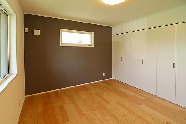 7.5帖の洋室になります。アクセントクロスでお部屋の雰囲気が変わりますね。窓にはシャッターもついていますので防犯上安心です。