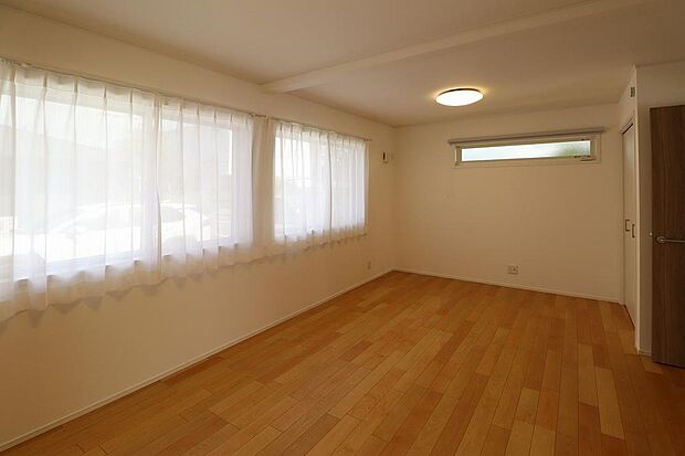 約10帖の洋室。間仕切壁を設けることでお部屋を2部屋にすることも可能(別途工事費)。お子様が小さい時はお部屋を大きく使い、成長と共にお部屋を分ける事もできます。