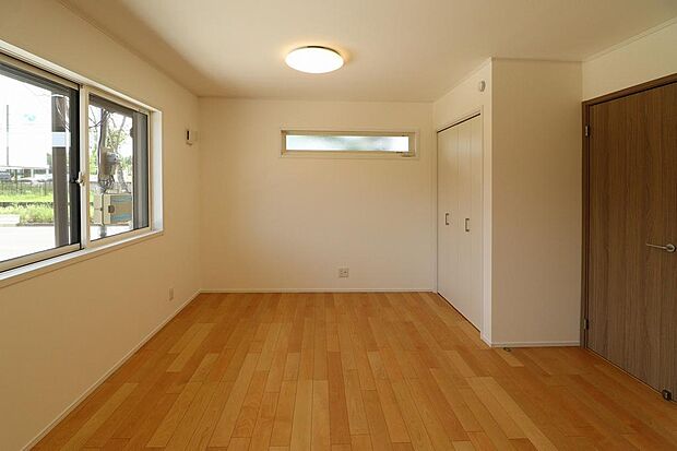 窓には、シャッターもついていますので防犯上も安心です。収納もあるので、お部屋を広く使えます。