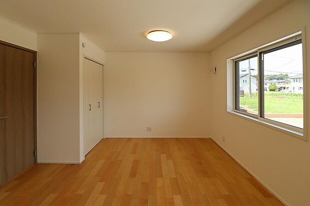 窓には、シャッターもついていますので防犯上も安心です。収納もあるので、お部屋を広く使えます。