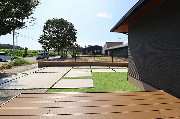 1階掃き出し窓を出るとウッドデッキに繋がります。目の前は駐車場とお庭になっていますので、車の管理も安心です。