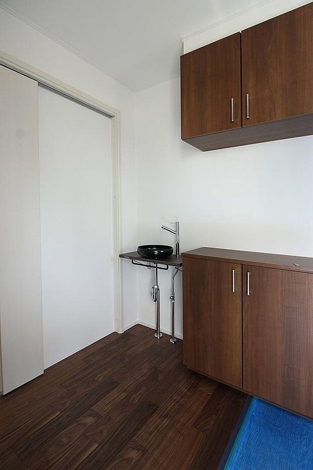 玄関ホールには手洗いが付いています。