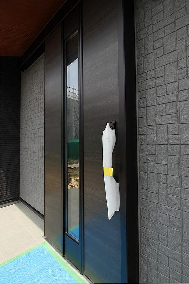 玄関ドアは引き戸タイプなので大きな荷物を持っていたり、ベビーカー、車いすでもスムーズに出入りをすることができます。