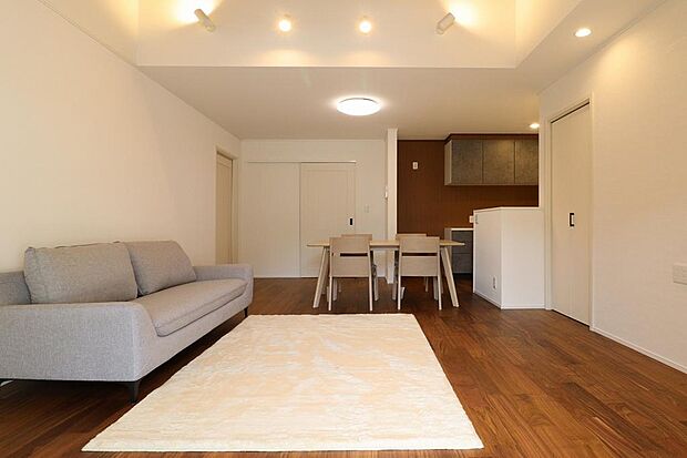 廊下がなくリビングを中心とした3LDKの平屋住宅です。大きな窓から日が入り、日中は明るいです。夜は勾配天井の部分がスポットライトで照らされるので、日中とはまた違った素敵な雰囲気です♪