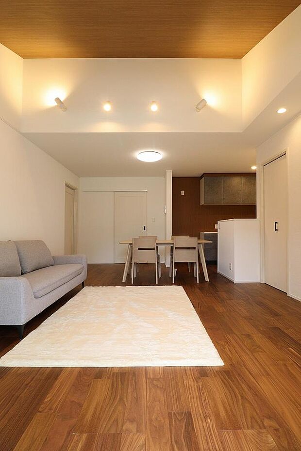 リビング部分が勾配天井になっているので、圧迫感がなく面積以上の広さを感じます。大きい窓の先にはウッドデッキが付く予定なので、目線が抜けてより開放感があります。