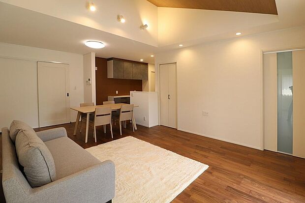 建具が白で統一されているのでどのお部屋も明るい印象です。家具やインテリアも合わせやすいです◎