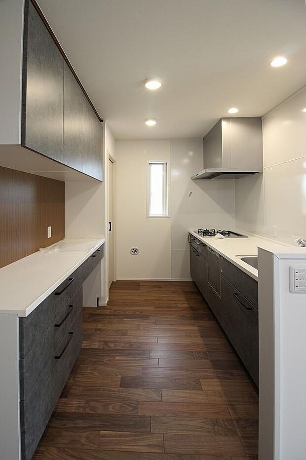 タカラスタンダードのキッチンです。背面のカップボードや奥にはパントリーもあるので食器やストックも収納できます。