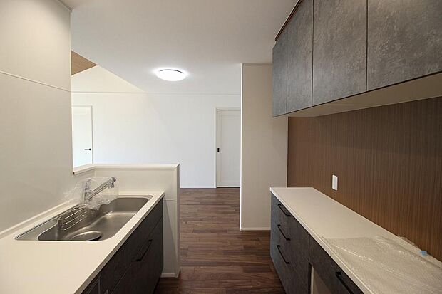 キッチンは作業部分に壁があるので料理中のにおいがリビングに流れにくいです。キッチンの横並びにダイニングテーブルを置けるので配膳や片付けがしやすい配置です。