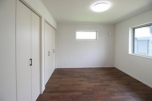 7帖のの主寝室の1面はクローゼットになっています。扉で隠すことができるのですっきり収納することができます。