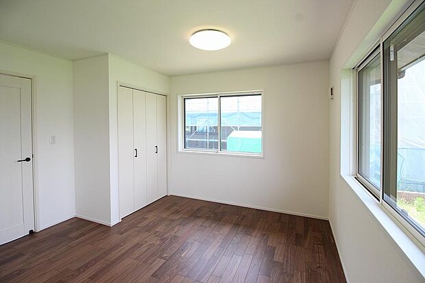 洋室にはそれぞれクローゼットや照明が付いているので、壁を付ければそれぞれすぐお部屋として使えます。