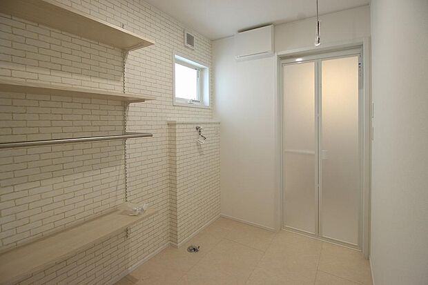 脱衣所には広々可動棚付きです。ハンガーパイプもついているのでバスタオルを掛けてりするのに便利です。室内干しができるホスクリーンが付いているので、洗濯物をそのまま干せるのが便利な動線です。