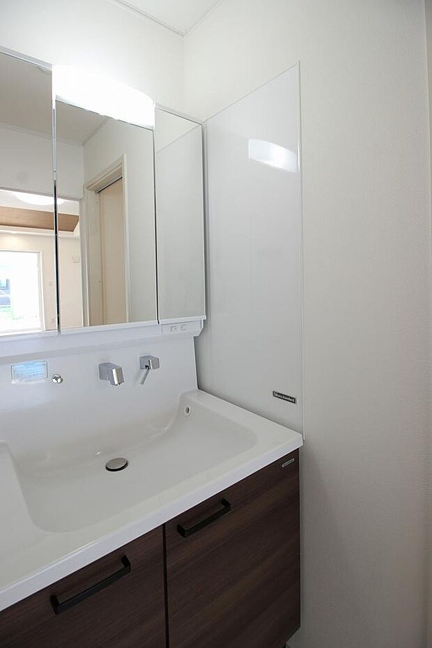 洗面台は脱衣所とは別になっているので、脱衣所や浴室を使用中でも気兼ねなく使用することができます。カウンターの上部に水栓が付いているので汚れにくくお手入れもしやすい洗面台です。