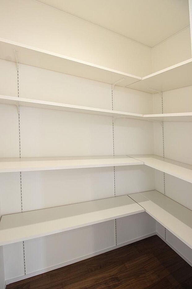 玄関の奥にはシューズインクロークがあります。靴をたくさん収納できるのはもちろんですが、ベビーカーやゴルフバックなども収納ができます。扉も付いているのでスッキリ収納可能です♪