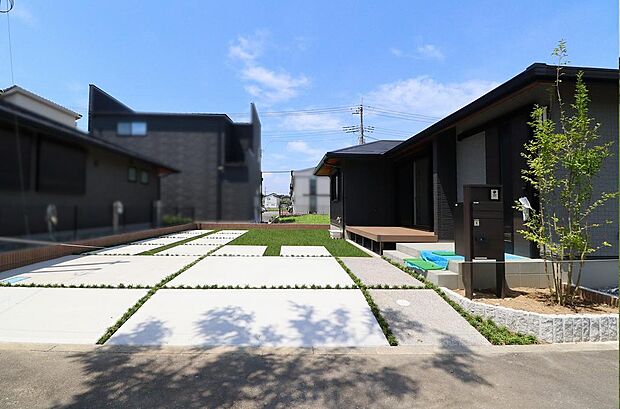 玄関扉は引戸になっていますでの荷物を持っていても開け閉めは楽々です。