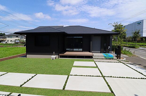 シャッターも付いて防犯上も安心です。車の出入りも楽々です。収容は3台可能。