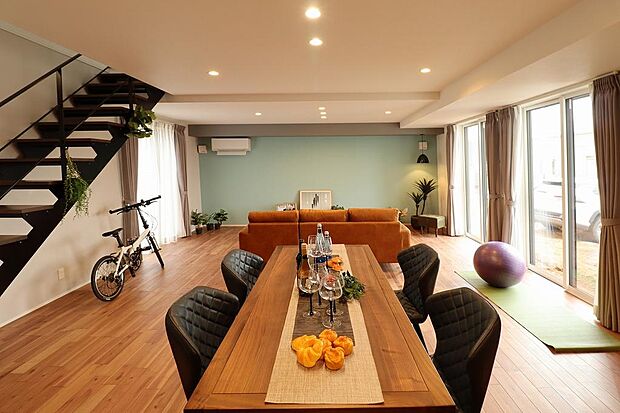 パナソニックのテクノストラクチャー工法もご紹介できます。鉄の梁を用いて、開口を広くとれ、それでいて地震に強く、構造計算書もある付加価値の高いお家となっています。