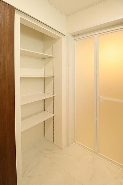 脱衣室の収納もしっかりあるので室内空間を広くできます。また、引戸で収納棚を隠すこともできます。