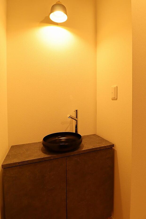 玄関ホール内の手洗い器。来客の方には安心の設備です。