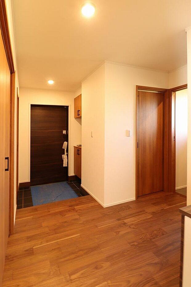 広い玄関ホール。シューズクロークもあり土間収納もあるので、ゴルフバックやベビーカーも収納できます。玄関ホールには収納もあり手洗い器もあるので、お客様への手洗いもあるので、さりげなく気遣いができますね。