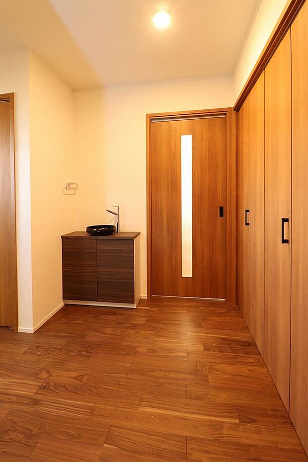 広い玄関ホール。シューズクロークもあり土間収納もあるので、ゴルフバックやベビーカーも収納できます。玄関ホールには収納もあり手洗い器もあるので、お客様への手洗いもあるので、さりげなく気遣いができますね。