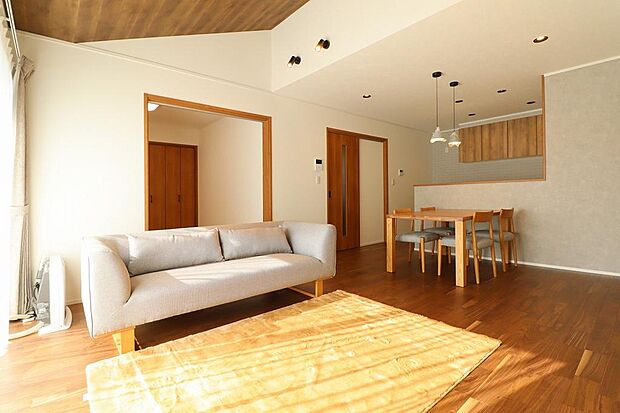 16.2帖のLDK。リビング上部は勾配天井になっており南側からの明るい日差しが入ってきます。掃き出し窓を出ると、ウッドデッキに繋がります。隣接には4.5帖の和室もあります。家具、照明、カーテン付。