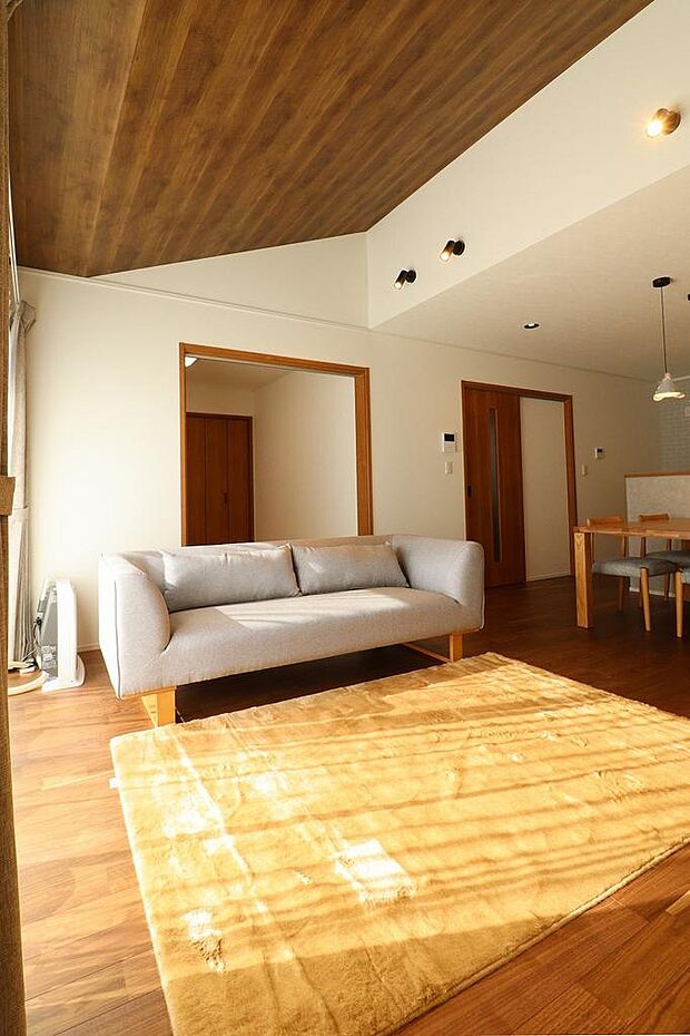 リビングの天井勾配がお洒落です。照明器具も各お部屋に合わせてコーディネートしております。リビングにはエアコン1台が設置されております。大きいテレビをリビングに設置する事をお勧めします。
