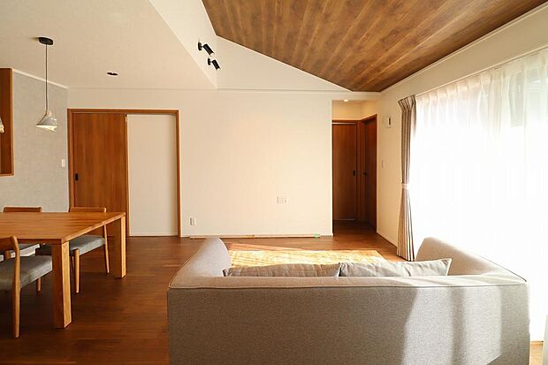 リビングの天井勾配がお洒落です。照明器具も各お部屋に合わせてコーディネートしております。リビングにはエアコン1台が設置されております。大きいテレビをリビングに設置する事をお勧めします。