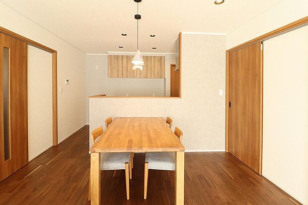 カウンターキッチンとなっていますので料理しながらご家族との会話も弾みますね。備え付きの家具はそのままお引き渡しします。もちろん、新品です。