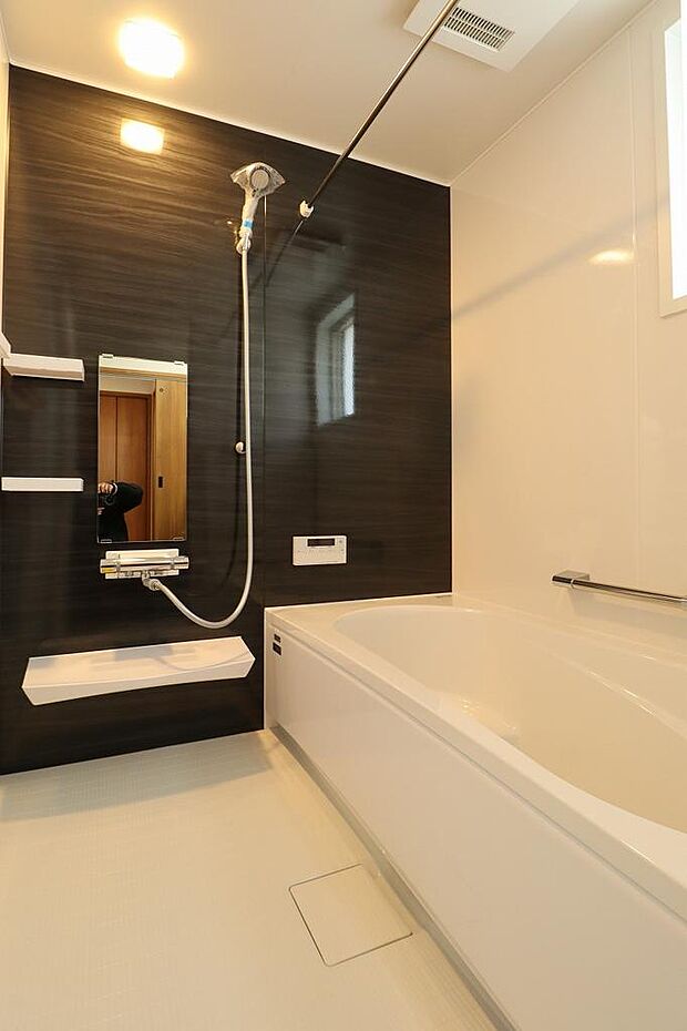 1坪タイプの浴室になります。足元もカラリ床なので寒い冬でも足元がヒヤッとすることなく、浴槽も魔法瓶浴槽なのでお財布に優しいです。浴室乾燥機も付いています。暖房機能もあります。