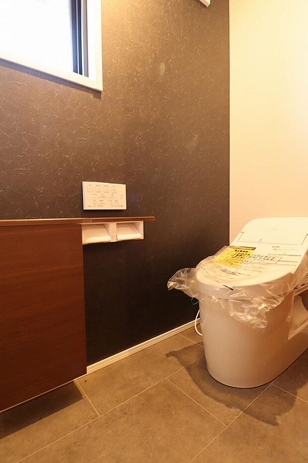 最新のタンクレストイレになります。お掃除も楽々で節水なので経済的に優しいです。