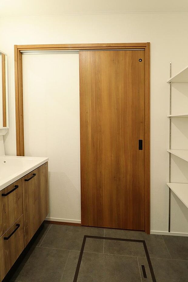 洗面室には3面鏡の洗面台があります。収納力もあるので、スッキリと使えるので慌ただしい朝にも大活躍です。収納棚もあるのでパジャマやタオルも入れられます。