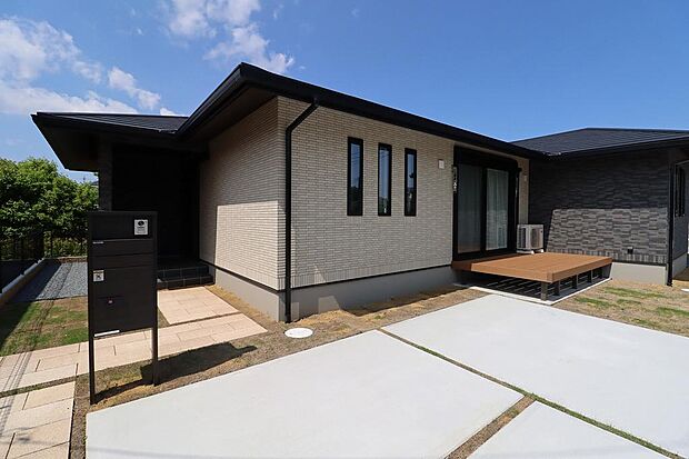 室内は完成しておりますので、ご案内は可能です。南道路の日当たりもよく、車の出し入れも楽々なので安心です。外壁は総タイル張りで掃き出し窓、腰窓にはシャッター付。